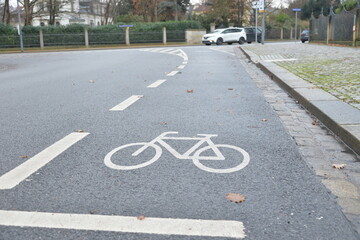 Obraz premium radweg auf einer strasse radschutzweg radschnelllstrasse