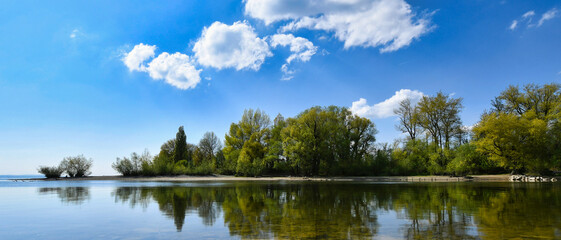 Argenmündung, Flussmündung am Bodensee, grüne Bäume mit Spiegelungen, blauer Himmel mit Wolken