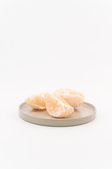 immagine con primo piano di frutti di arancia, clementina su superficie bianca