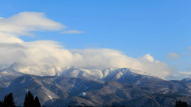 タイムラプス　雪が積もった山と青空　雲の動き