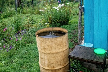 Obraz premium Old metal barrel with water in the village