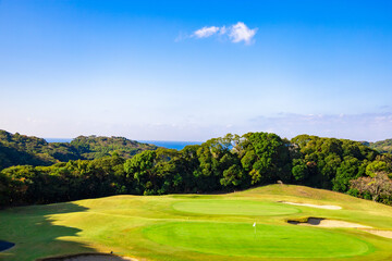 爽やかな青空のゴルフ場・丘のロングコースを海を眺めながらラウンド（神奈川県湯河原町）
