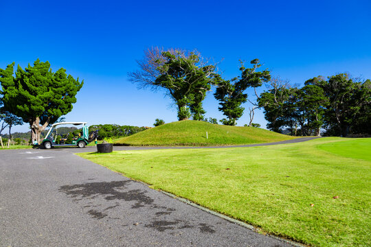 爽やかな青空のゴルフ場・ティーイングエリアのスタート地点とカート（神奈川県湯河原町）