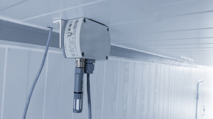 hummidity sensor installed on the inner duct corridor supply air.