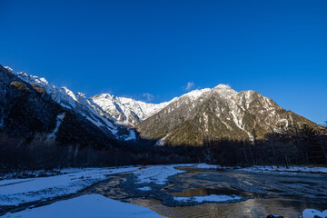 朝の梓川と穂高連峰