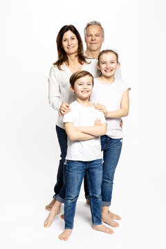 Familie mit zwei Kinder Studioportrait Ganzk&ouml;rper l&auml;chelnd