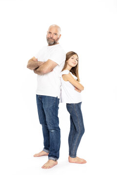 Vater und Tochter im Studio Portrait Ganzk&ouml;rper anlehnend