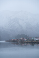 雪が降り始めた頃の只見川と奥会津大志集落