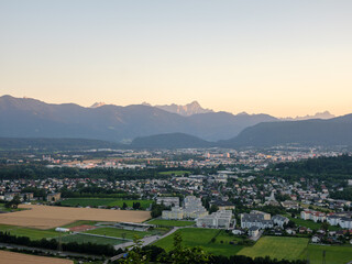 Abendblick auf Villach und Alpenpanorama von Landskron aus
