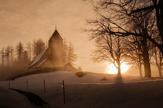 Kirche bei Sonnenaufgang in der Schweiz