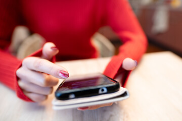 スマートフォンを操作する女性の手元