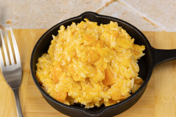 plat de risotto au butternut, en gros plan	