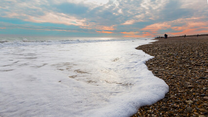 Vague arrivant sur plage de galets