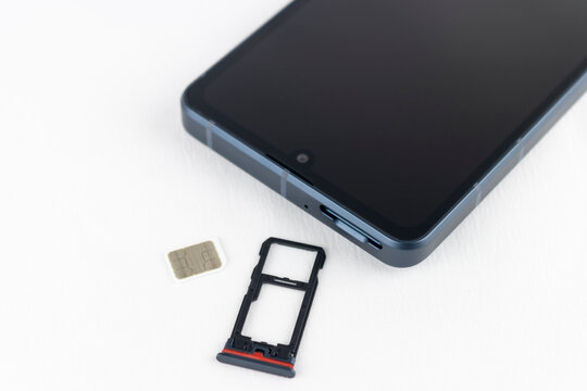 スマートフォンのsimカードを入れ替えるイメージ