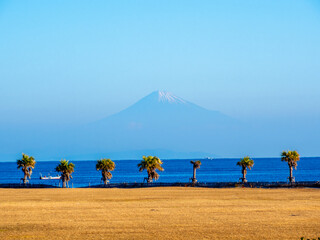 マリンパーク御前崎から見る冬の富士山（静岡県御前崎市）
