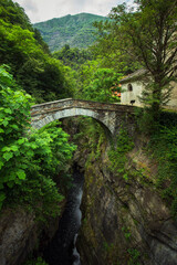 Fototapeta na wymiar Antico ponte che si trova all'Orrido di Sant' Anna in a Cannobio (VB), Piemonte, Italia.