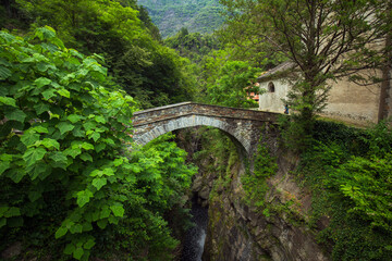 Antico ponte che si trova all'Orrido di Sant' Anna in a Cannobio (VB), Piemonte, Italia.