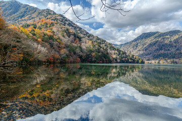 秋の奥日光湯の湖