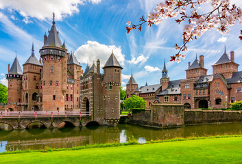 Medieval De Haar castle and gardens in spring, Utrecht, Netherlands - obrazy, fototapety, plakaty