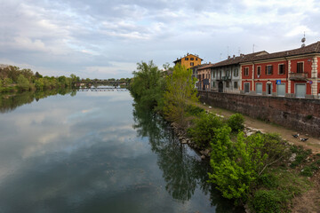 Fototapeta na wymiar Panorama del Fiume Adda a Pizzighettone in Provincia di Cremona in Lombardia, Italia