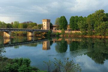 Fototapeta na wymiar Ponte Trento e Trieste di Pizzighettone sul Fiume Adda in Provincia di Cremona in Lombardia, Italia