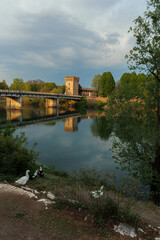 Fototapeta na wymiar Ponte Trento e Trieste di Pizzighettone sul Fiume Adda in Provincia di Cremona in Lombardia, Italia