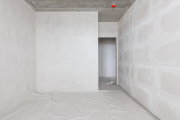 Fototapeta na wymiar interior of the apartment without decoration in gray colors. rough finish