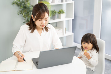 在宅ワークと子育ての両立に励む母親