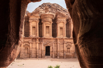 vue du Monastère de Petra depuis une grotte en Jordanie