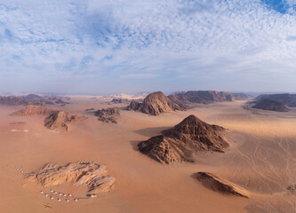Fototapeta na wymiar Vue aérienne du désert du Wadi Rum en Jordanie