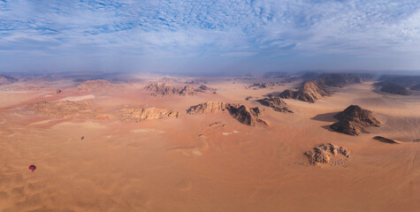 Vue aérienne depuis une montgolfière du célèbre désert du Wadi Rum en Jordanie