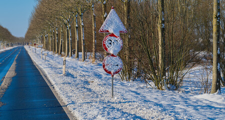 Verkehrsschild ist von Schnee bedeckt