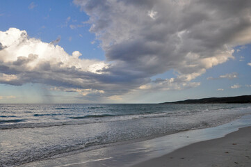 Plaża na Sardynii, Włochy, morze, fale, chmury