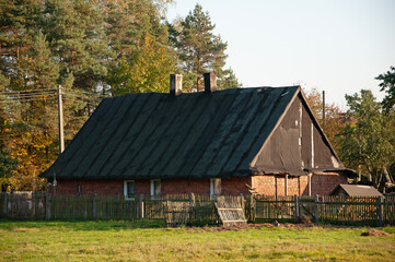 Stary dom wiejski ceglany, Polska © Ornela