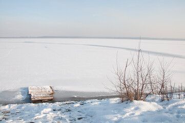 Polski krajobraz zimowy jezioro pokryte lodem i sniegiem - obrazy, fototapety, plakaty
