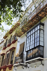 Mała śródziemnomorska uliczka, stare budynki, Sevilla Hiszpania