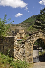 Fototapeta na wymiar Gruzja, stara architektura, kościoły, wieże kamienne, góry, Kaukaz