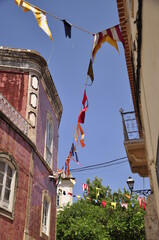 Mała śródziemnomorska uliczka, stare budynki, Portugalia © Ornela