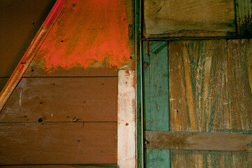 Zrujnowany budynek przemysłowy, Śląsk, Polska kolorowe drzwi drewniane