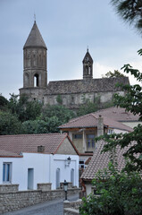 Fototapeta na wymiar Widok na miasteczko w Gruzji, Signaghi, wieże kościoła, wieczór, Kaukaz