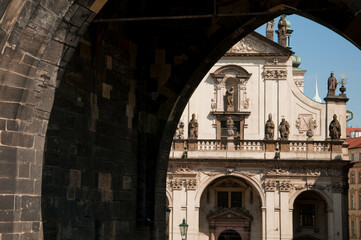 Zabytkowa architektura, uliczka w Pradze, Czechy © Ornela