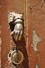 Stare drzwi - detal kołatka w kształcie dłoni - obrazy, fototapety, plakaty