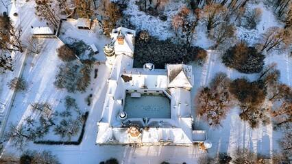 Widok zamku i miejscowości Dąbrowa z wysokości 120 m. pokrytym śniegiem, zima, minus 10°C.