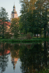 Park z kościołem, klasztor, Rudy Raciborskie, Polska, jezioro, wieża, zachód słońca