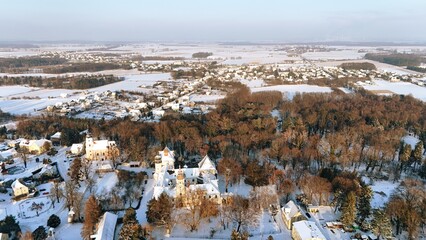 Widok zamku i miejscowości Dąbrowa z wysokości 120 m. pokrytym śniegiem, zima, minus 10°C. © Stanisław Błachowicz
