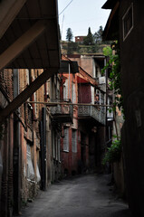 Tradycyjna drewniana zabudowa Gruzja, Tbilisi, stare domy © Ornela