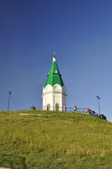Syberyjskie miasto Krasnojarsk, Rosja, wzgórze nad miastem, wieża, pomniki, krajobraz miasta, domy, bloki © Ornela