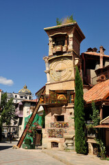 Fototapeta na wymiar Uliczka w centrum miasta, Tbilisi, Gruzja. Architektura, fasada, restauracje