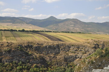 Fototapeta na wymiar Klasztor w skale, pustynia, step, Gruzja, Davit Gareja, Udabno