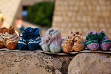 Szydełkowe buciki na stoisku targowym